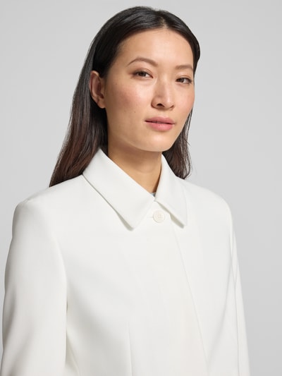 Frauenmodel trägt Blazer mit Pattentaschen und Knopfleiste von Windsor in Weiß, glatte Textur, Kentkragen, Nahaufnahme Oberkörper, Taillierter Schnitt, Rückenlänge bei Größe 36: 45 cm, Brustweite bei Größe 36: 44 cm, Ärmellänge bei Größe 36: 61 cm.
