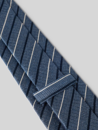 Produktfoto, blau gemusterte Krawatte aus Seiden-Viskose-Mix von OLYMP mit diagonalen weißen und dunkelblauen Streifen, glatte Textur