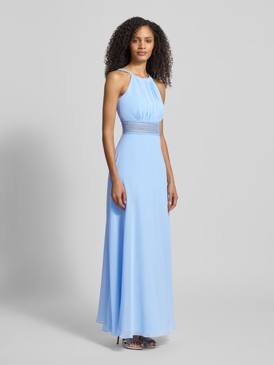 Frauenmodel trägt Abendkleid mit Raffungen von Jake*s Cocktail in Hellblau, taillierter Schnitt, Spaghettiträger, Ganzkörperansicht von vorne. Rückenlänge bei Größe 36: 30 cm, Brustweite 36 cm, blickdichtes Unterkleid, Nahtreißverschluss.