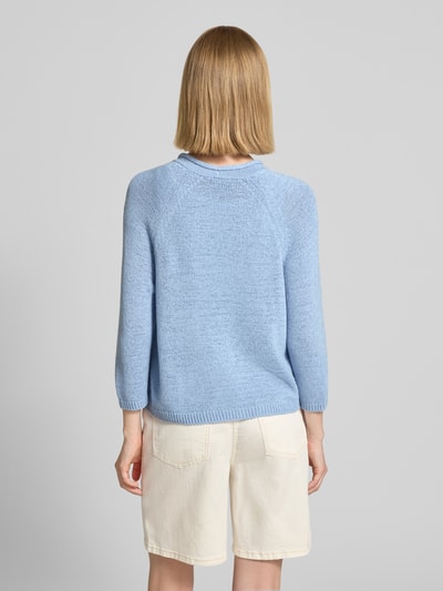 Frauenmodel trägt Cardigan mit offener Front von monari in Unifarbenes-Design, Strick-Optik, Gerippte-Abschlüsse, Rückenlänge 51 cm, Ärmellänge 34 cm, Ganzkörperansicht Rückansicht.