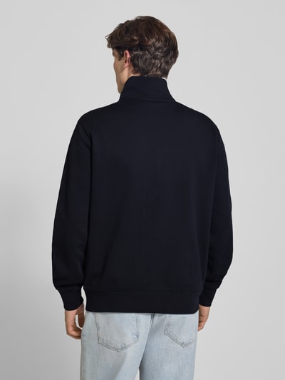Männermodel trägt Regular Fit Sweatshirt aus reiner Baumwolle von Levi's® in Schwarz, glatte Textur, Ganzkörperansicht Rückansicht.