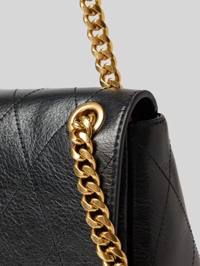 Produktfoto, schwarze Shoulder Bag in Stepp-Optik von Tory Burch mit goldener Ketten-Schulterriemen und feiner Narbung, Detailaufnahme. Breite 22 cm, Länge 13 cm, Tiefe 8 cm. Hauptfach mit Überschlag, Logo-Detail und Reißverschlussfach innen.