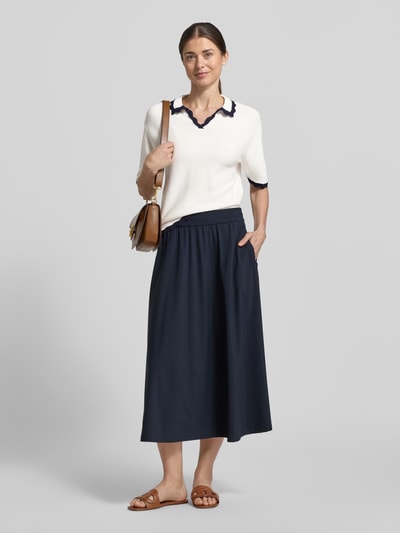 Frauenmodel trägt Strickshirt mit Polokragen und V-Ausschnitt von Christian Berg Woman, Reine Baumwolle, Regular-Fit, Kontraststreifen, Wellensaum, Ganzkörperansicht von vorne.