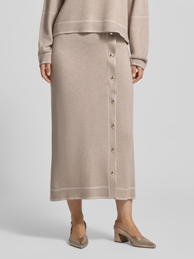 Frauenmodel trägt Midirock aus Viskose-Mix mit Seide-Anteil Modell 'Gonna Maglia' von Liu Jo, beige, Strick-Optik, Knopfleiste, Ganzkörperansicht von vorne.