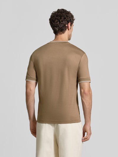 Männermodel trägt Slim Fit T-Shirt aus reiner Baumwolle Modell 'Tessler 195' von BOSS Heren T-Shirt, beige, gladde stof, Ganzkörperansicht Rückansicht