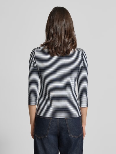 Frauenmodel trägt Slim Fit T-Shirt aus reiner Baumwolle von Tommy Hilfiger, Optik: Two-Tone, gestreift, Logo-Detail, 3/4-Arm, Feinripp, Ganzkörperansicht Rückansicht.