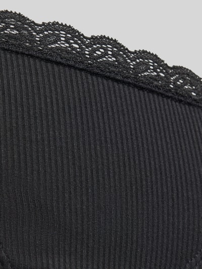 Produktfoto, schwarzer String aus Modal-Mix mit Spitzenbesatz von Jake*s Casual, feine Rippstruktur, Spitzenkante oben.