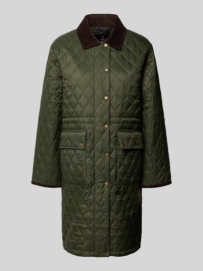 Produktfoto, olivgrüner Regular Fit Steppmantel mit Druckknöpfen von Barbour, gesteppte Rautenstruktur, brauner Kragen, Damen Steppmantel von Barbour.