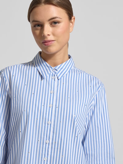 Vrouwenmodel draagt Regular Fit Bluse mit Ziersteinbesatz van Betty Barclay in blauw-wit katoenmix met stretch, overhemdkraag, knoopsluiting, siersteentjes, ruglengte 70 cm, mouwlengte 60 cm, nahaufnahme bovenlichaam