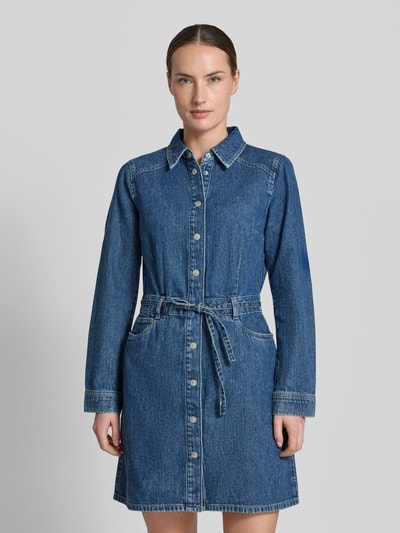 Frauenmodel trägt Jeanskleid mit Taillengürtel von Tom Tailor Denim in klassischem Denim-Blau, reine Baumwolle, Ganzkörperansicht von vorne.