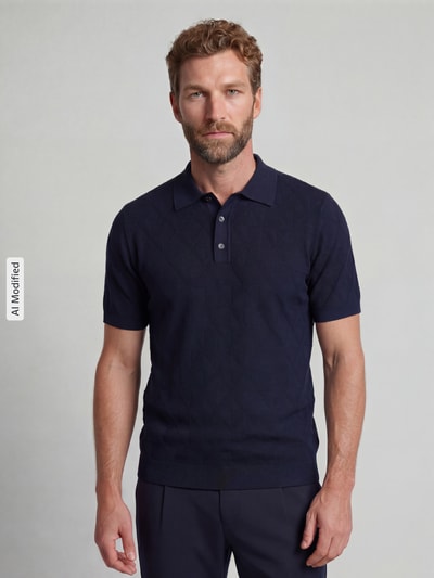 Männermodel trägt Regular Fit Poloshirt mit Strukturmuster von MCNEAL in Dunkelblau, reine Baumwolle, Strick-Optik, Nahaufnahme Oberkörper.