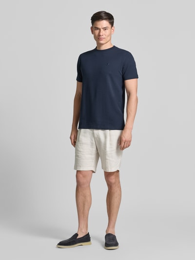 Männermodel trägt T-Shirt mit Strukturmuster und Logo-Stitching von Lerros, Dunkelblau, Baumwoll-Mix mit Stretch-Anteil, Regular-Fit, Rundhalsausschnitt, Rückenlänge bei Größe M: 75 cm, Ganzkörperansicht von vorne.