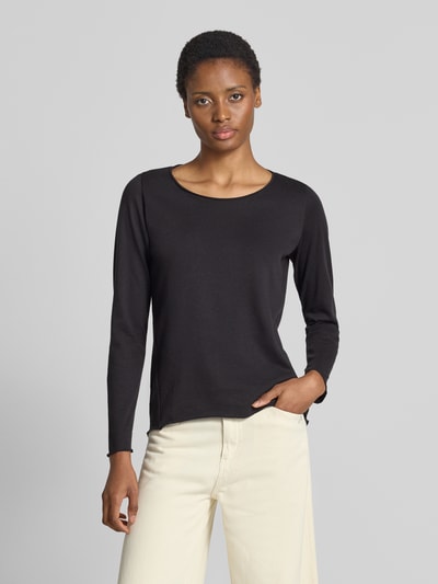 Frauenmodel trägt Regular Fit Longsleeve im Strukturmuster von Smith and Soul, Baumwoll-Mix, schwarz, Rundhalsausschnitt, Ganzkörperansicht von vorne.