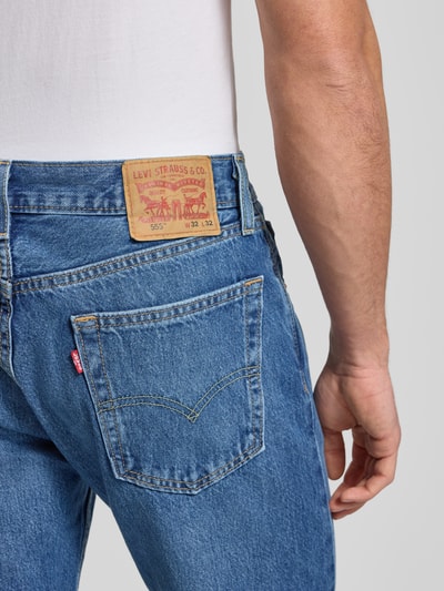 Męski model nosi Jeans mit 5-Pocket-Design od Levi's®, czysta bawełna, relaxed fit, zdjęcie tyłu, detal okolicy bioder.