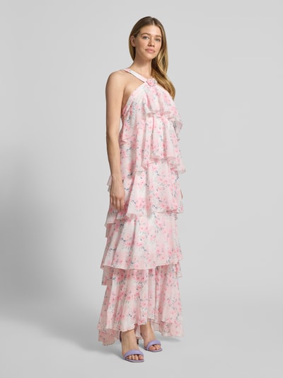 Frauenmodel trägt Volant Abendkleid mit V-Ausschnitt Modell 'FELICIA' von Vero Moda, Optik: Unifarben, Passform: Volantkleid, Maxi-Länge, Ausschnitt: V-Ausschnitt, Verschluss: Nahtreißverschluss, Materialverarbeitung: Chiffon, rosa mit zarten Blumenmustern, strukturierte Lagen, Ganzkörperansicht von vorne.