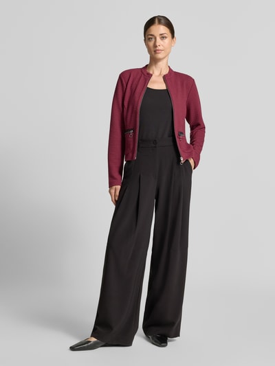 Frauenmodel trägt Regular Fit Kurzblazer mit Viskose-Anteil Modell 'NOS JULI' von Betty Barclay in Dunkelrot zu schwarzer Hose, Ganzkörperansicht von vorne, Damen Kurzblazer von Betty Barclay.