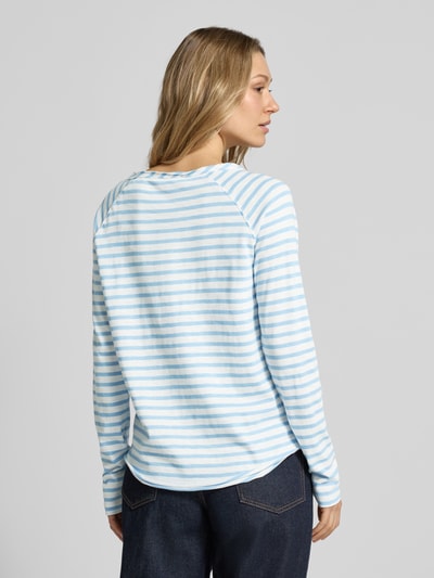 Frauenmodel trägt Longsleeve mit Rundhalsausschnitt von Smith and Soul in Blau-Weiß mit Allover-Look aus Reine Baumwolle, Regular-Fit, Rückenlänge 65 cm bei Größe S, Ganzkörperansicht Rückansicht.