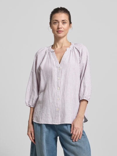 Kobiece model prezentuje bluzkę koszulową Relaxed Fit Hemdbluse Leinen-Baumwoll-Mix Modell 'ALBERTA' od Selected Femme, efekt: jednolity kolor, wielokolorowy, wzór w paski, dekolt w serek, listwa guzikowa, rękaw o dł. 3/4, raglanowe rękawy, zakończenie rękawów elastyczne, zaokrąglone wykończenie, mieszanka lnu i bawełny, widok z przodu na górną część sylwetki.