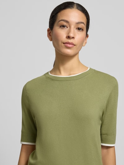Modelka nosi Regular Fit Strickpullover mit Rundhalsausschnitt von More & More, zielony, z wiskozowego miksa, półrękaw, elastyczne ściągacze, widok: z przodu, zbliżenie na górną część ciała.