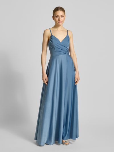 Vrouwenmodel draagt avondjurk uit satijn met ruchedetail van Laona in blauw, getailleerde fit, spaghettibandjes, geheel van voren