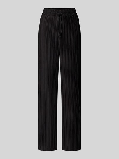 Produktfoto, schwarze Stoffhose mit Plisseefalten Modell 'MIKALA' von ICHI, ausgestellter Schnitt, elastischer Bund, Material-Mix, neutraler Hintergrund