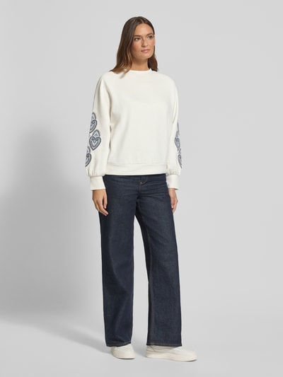 Vrouwenmodel draagt Regular Fit Sweatshirt mit Motiv-Stitching van zero, katoenmix, ronde hals, elastische boorden, Ganzkörperaanzicht van voren.