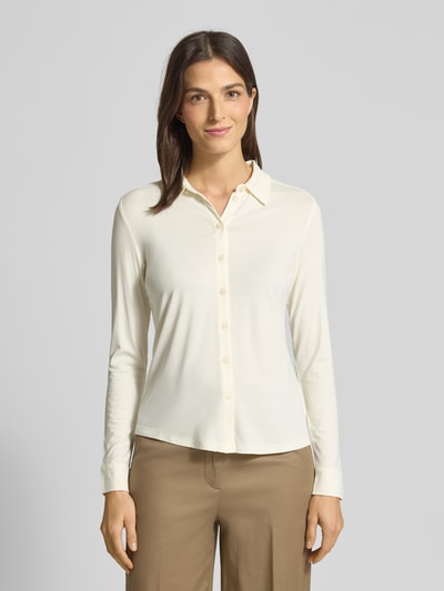 Vrouwenmodel draagt Hemdbluse aus Viskose-Mix mit Umlegekragen van Marc O’Polo, effen crème, lange mouwen, rechte pasvorm, voorkant, bovenlichaam.