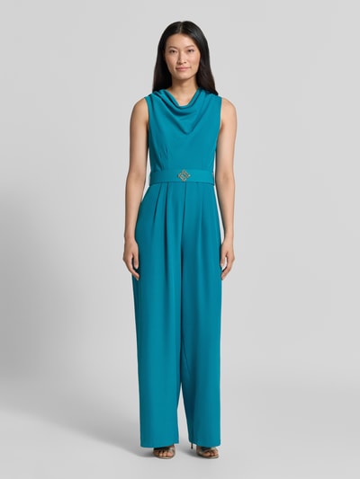 Frauenmodel trägt Jumpsuit mit Neckholder von Rinascimento in Petrol, Material-Mix mit Stretch, taillierte Passform, Ganzkörperansicht von vorne.
