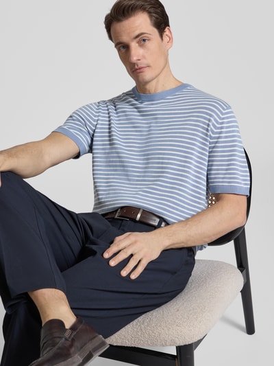 Männermodel trägt Strickshirt mit Rundhalsausschnitt von Christian Berg Men aus reiner Baumwolle, blau-weißes Streifenmuster, Regular-Fit, Nahaufnahme Oberkörper.