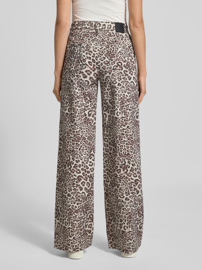 Männermodel trägt Wide Fit Jeans mit Allover-Animal-Print von Marc Cain, elastyczna mieszanka bawełny, 5 kieszeni, zapięcie na guzik i zamek, szerokość w rozmiarze 36: 37 cm, długość wewnętrzna nogawki: 83 cm, widok całej sylwetki z tyłu