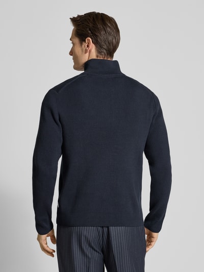 Männermodel trägt Strickpullover mit Stehkragen und Reißverschluss von Lindbergh, dunkelblau, Ripp-Optik, Ganzkörperansicht Rückansicht.