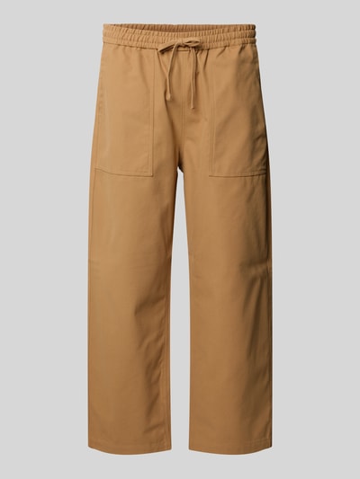 Produktfoto, Straight Fit Stoffhose aus Baumwolle von MAISON KITSUNÉ in Hellbraun, elastischer Bund, sichtbare Nähte, glatte Oberfläche