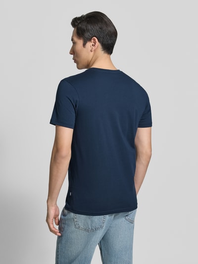 Männermodel trägt dunkelblaues T-Shirt mit Rundhalsausschnitt Modell 'Alerio' von JOOP! Collection aus Reine Baumwolle, Regular-Fit, Rückenlänge 65 cm, Logo, Ganzkörperansicht Rückansicht.
