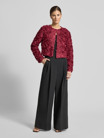 Vrouwenmodel draagt Blazer mit Rundhalsausschnitt van Zero, bordeauxrood met decoratie, regular fit, voorkant, totaalbeeld.