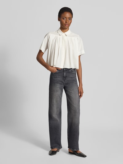 Frauenmodel trägt Relaxed Fit Jeans aus reiner Baumwolle Modell 'FEYA' von Cars Jeans, dunkles Grau, 5-Pocket, Ganzkörperansicht von vorne. Damen Jeans, Knopf- und Reißverschluss, Bundweite 36 cm, Innenbeinlänge 80 cm.