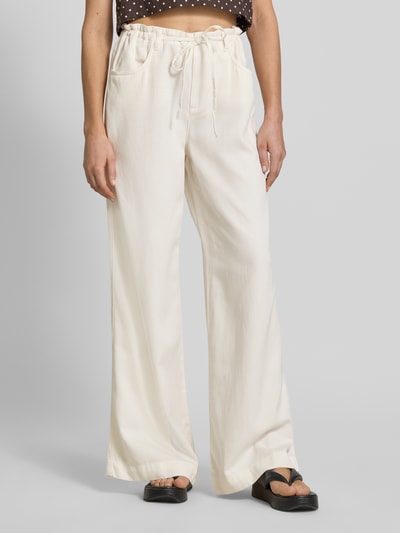 Frauenmodel trägt Hose aus Lyocell-Baumwoll-Mix mit Schnürung von Oui, weites Bein, Eingrifftaschen, Cremeweiß, Ganzkörperansicht von vorne.