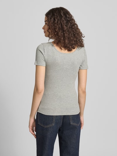 Frauenmodel trägt Slim Fit T-Shirt aus Baumwoll-Mix Modell 'KITTE' von Pieces, Optik: Unifarben, Ripp, Ganzkörperansicht Rückansicht.