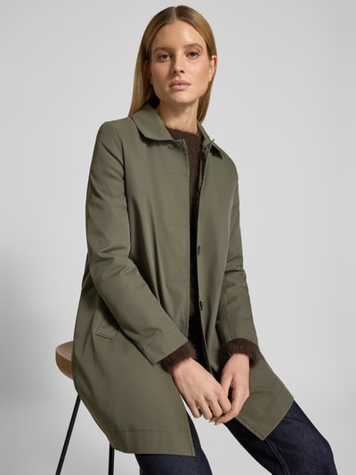 Frauenmodel trägt Mantel mit verdeckter Knopfleiste und Eingrifftaschen von Christian Berg Woman Selection in Oliv, gerader Schnitt, Kentkragen, seitliche Eingrifftaschen, Rückenlänge 87 cm, Schulterbreite 40 cm, Brustweite 54 cm, Ärmellänge 62 cm, Nahaufnahme Oberkörper.