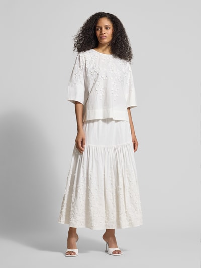 Frauenmodel trägt Maxirock mit Stitchings von JAKE*S STUDIO WOMAN in Weiß, A-Linie, elastischer Bund, Ganzkörperansicht von vorne.