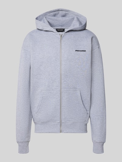 Produktfoto, Regular Fit Sweatjacke aus Baumwoll-Mix von PEGADOR in Hellgrau, Logo-Stickerei, geteilte Kängurutasche, Zipper.