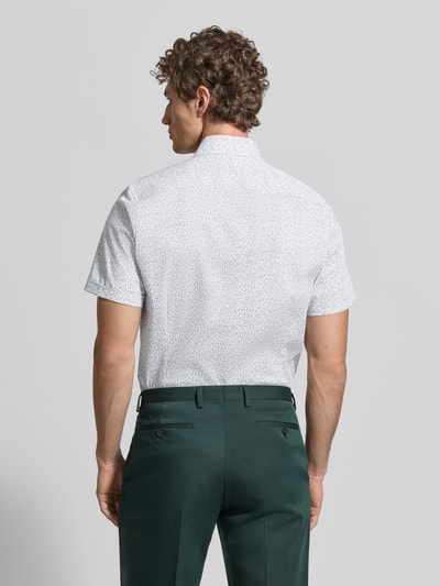 Männermodel trägt Slim Fit Business-Hemd mit Kentkragen von OLYMP Level Five, Baumwoll-Mix mit Stretch-Anteil, Ganzkörperansicht Rückansicht.