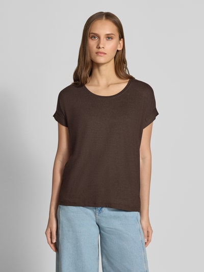 Frauenmodel trägt Regular Fit T-Shirt aus Viskose-Mix Modell 'MOSTER' von ONLY, dunkelbraun, glatte Textur, helle Jeans, Ganzkörperansicht von vorne, Damen T-Shirt von ONLY.