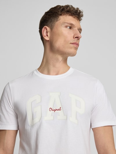 Männermodel draagt T-shirt met logo en ronde hals van GAP, puur katoen, regular fit, ruglengte maat M 69 cm, Nahaufnahme bovenlichaam
