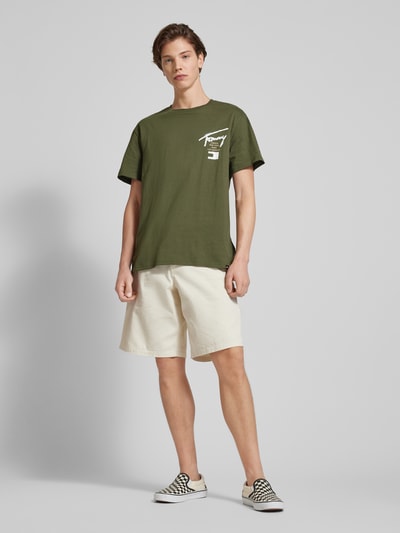 Tommy Jeans Regular Fit T-Shirt mit Label-Print Oliv 1