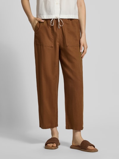 Frauenmodel trägt Regular Fit Leinenhose aus Leinen-Baumwolle-Mix von Marc O'Polo Denim, Optik: Unifarben, seitliche Eingrifftaschen, Bundabschluss: Tunnelzug, braune Farbe, glatte Textur, Ganzkörperansicht von vorne.