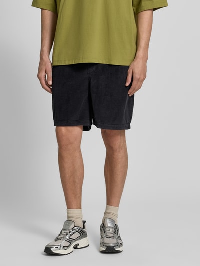 Männermodel trägt Shorts mit elastischem Bund Modell 'PADOW' von American Vintage aus Reine Baumwolle im Loose-Fit, Ganzkörperansicht von vorne. Bundweite bei Größe M/L: 39 cm, Innenbeinlänge bei Größe M/L: 15 cm.