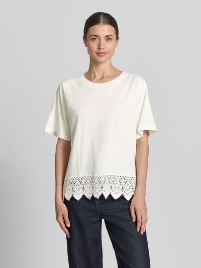 Frauenmodel trägt T-Shirt mit Häkelspitze Modell 'Cimon' von FREE/QUENT, cremeweiß, Baumwolle, Regular Fit, Rundhalsausschnitt, Ganzkörperansicht von vorne.