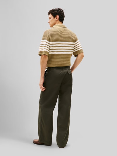 Männermodel trägt Loose Fit Hose mit Bundfalten von Tommy Hilfiger, Optik: Unifarben, Passform: Loose-Fit, Material: Reine Baumwolle, Ganzkörperansicht Rückansicht.