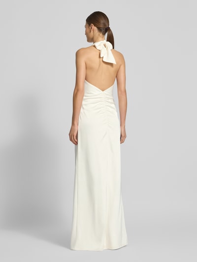 Frauenmodel trägt Regular Fit Abendkleid mit Raffungen von Jake*s Cocktail, cremefarben, Satin, ärmellos, Rückenausschnitt, Gehschlitz, Ganzkörperansicht Rückansicht.