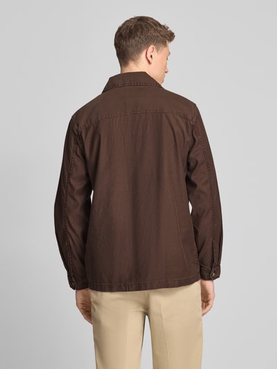 Männermodel trägt Regular Fit Hemdjacke aus Leinen-Mix von Gant, braun mit Umlegekragen, Knopfleiste, AufgesetzteTaschen, Ganzkörperansicht Rückansicht. Rückenlänge bei Größe M: 76 cm, Leinen-Mix mit Baumwoll-Anteil.